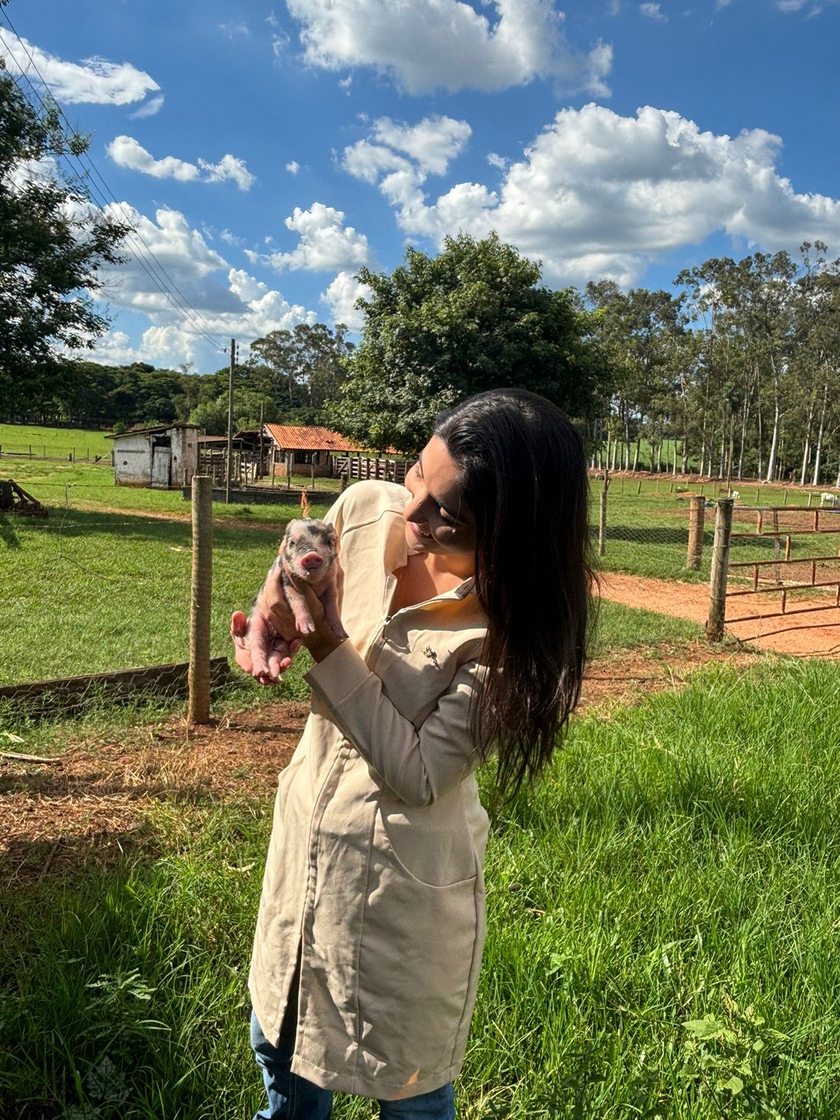 Fernanda Vilardi segurando um mini pig durante atendimento